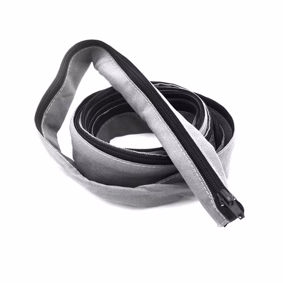 Envoltura de arnés con cremallera flexible para gestión de cables